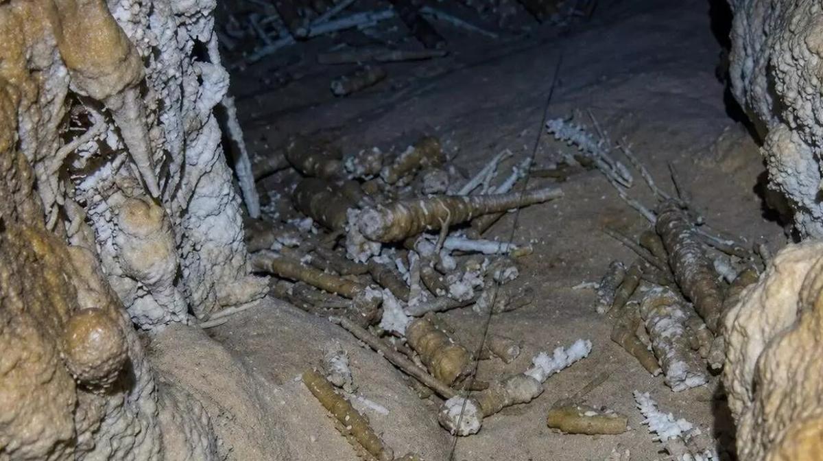 Abgebrochene Stalaktiten in einer Höhle.