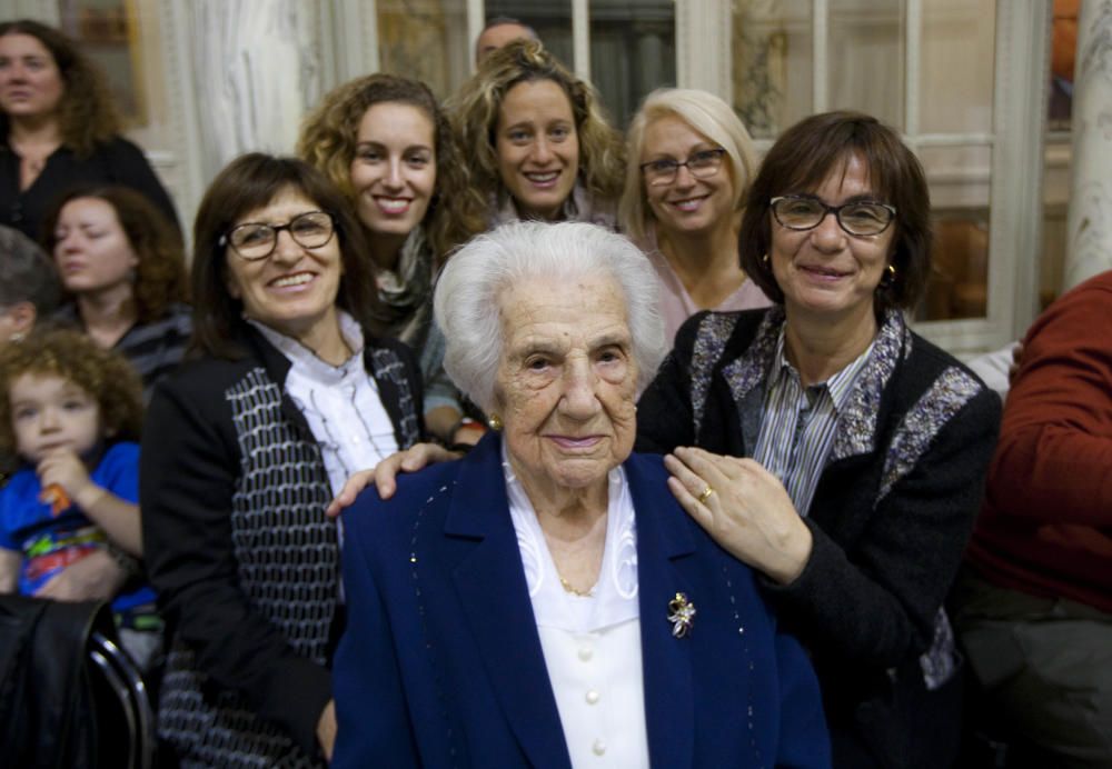 Homenaje a los 25 vecinos centenarios de Valencia