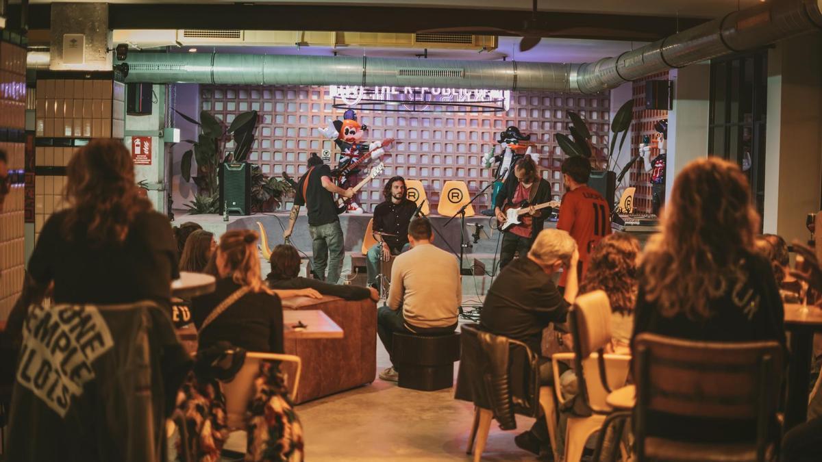 Una de las actuaciones de Rock &amp; Ryans en Ryans Lolas.