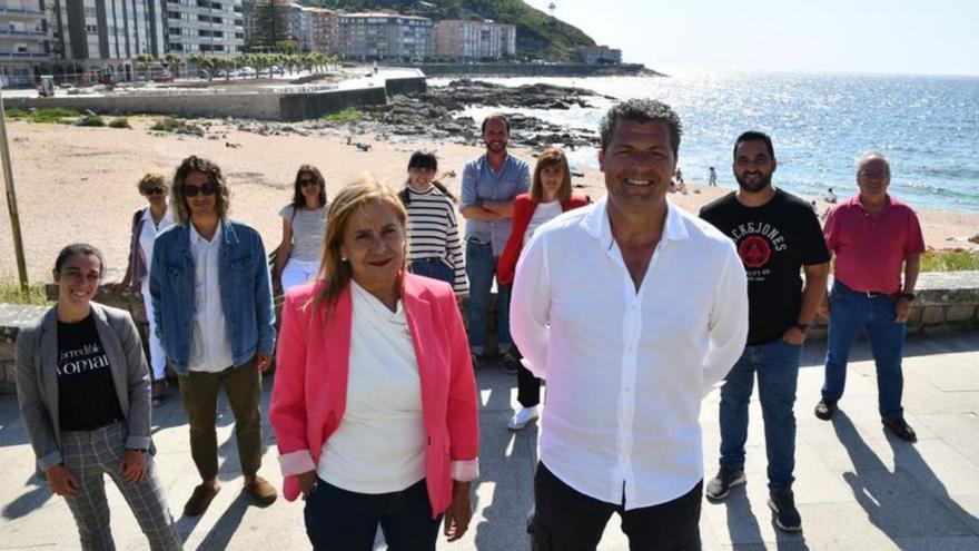 Carlos Gómez y Carmela Silva, ayer, en Baiona.   // FdV