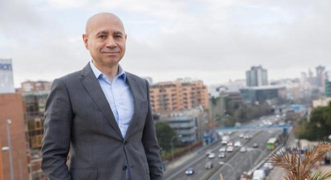 El accionista de Indra Manuel Revuelta se niega a rectificar sus críticas a Escribano (EM&E) por el contrato de respiradores adjudicado durante la pandemia