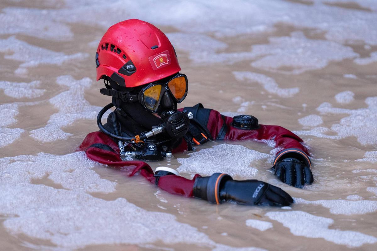 Los bomberos intensifican en Mediona la búsqueda del padre del menor hallado muerto