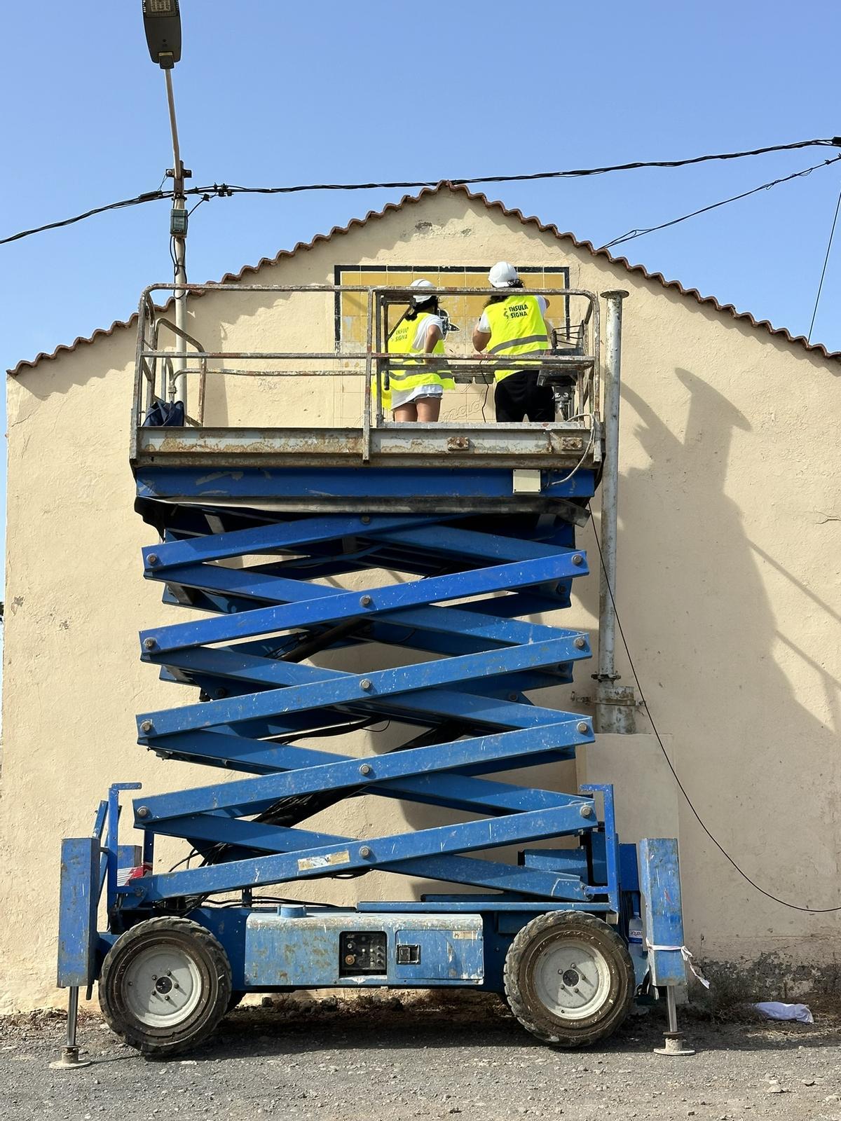 Recuperación del primer cartel de mosaico de nitratos de Chile en Agüimes