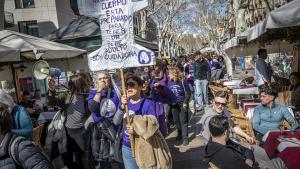 Manifestación del Sindicat de Mares en la Diversitat Funcional, este viernes bajando por la Rambla.