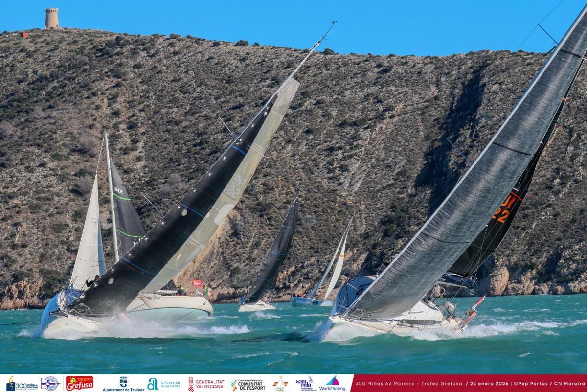 Computer (izqda) y Falapouco (dcha) tras la salida el jueves rumbo a la isla de Tabarca. Abajo, parte de la flota cerca de la baliza de desmarque, en las inmediaciones del CN Moraira.