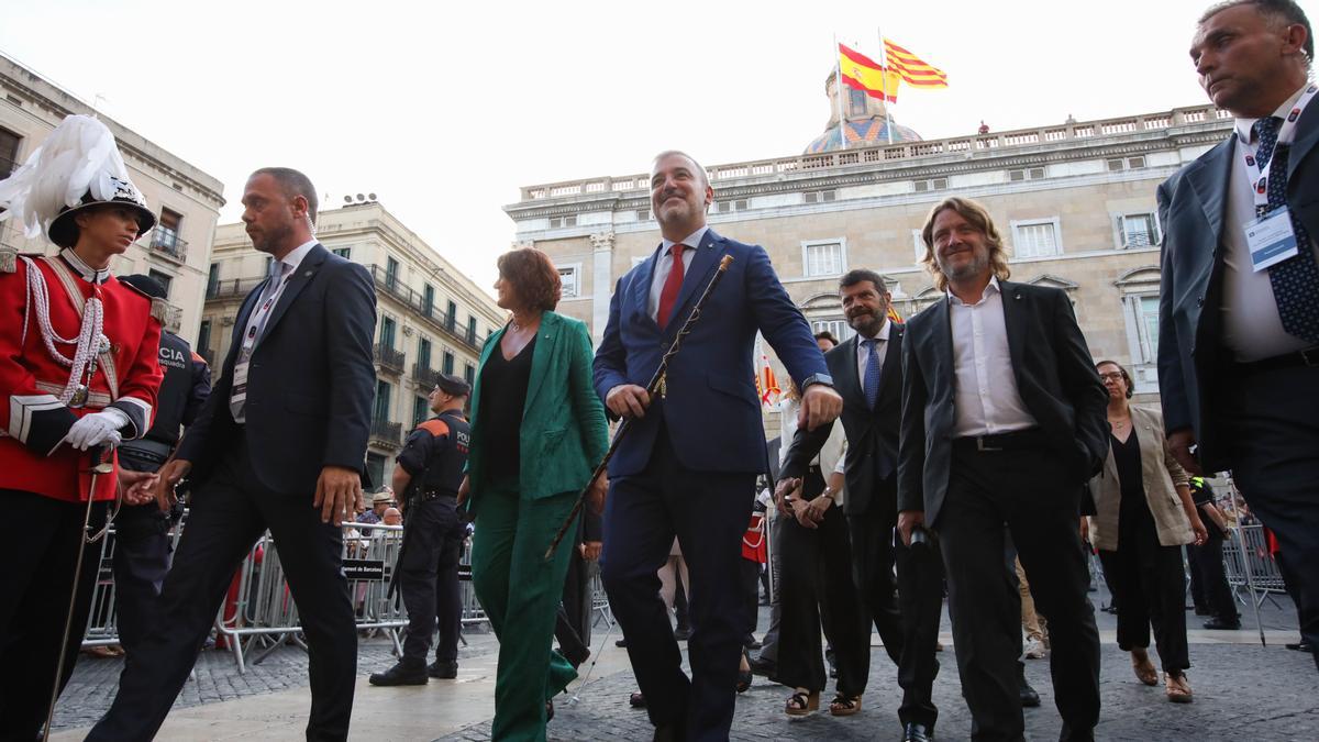 Jaume Collboni creuant la plaça Sant Jaume després de ser investit alcalde
