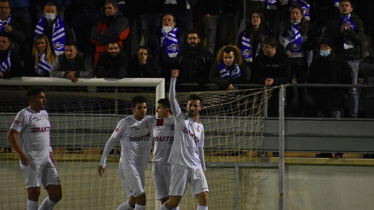 Adrián Hernández celebra uno de sus dos goles en el partido ante el Injerto.
