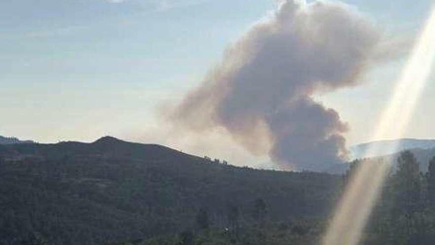 Columna de fuego en Portugal que se hizo visible el viernes desde el Xurés.