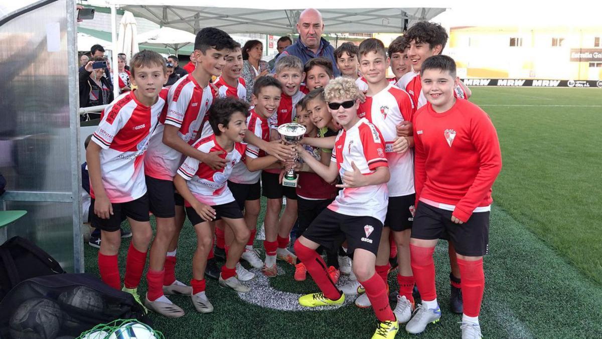El Arosa festeja su victoria en alevines. // FDV
