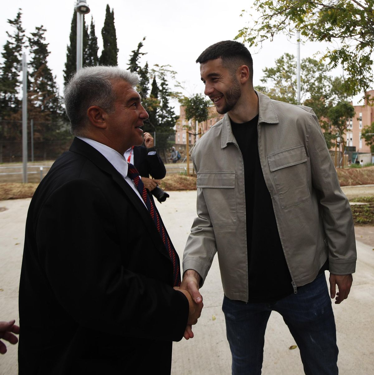 Joan Laporta y Joan Garcia se saludan en las instalaciones del CF Damm en octubre.