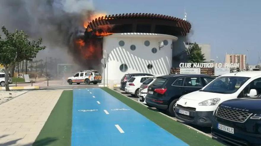 Incendio en el Club Náutico de Lo Pagán