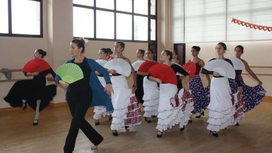 Dos de las numerosas actividades formativas que se llevan a cabo durante todo el año en los Conservatorios Profesionales de Danza y Música de Novelda.