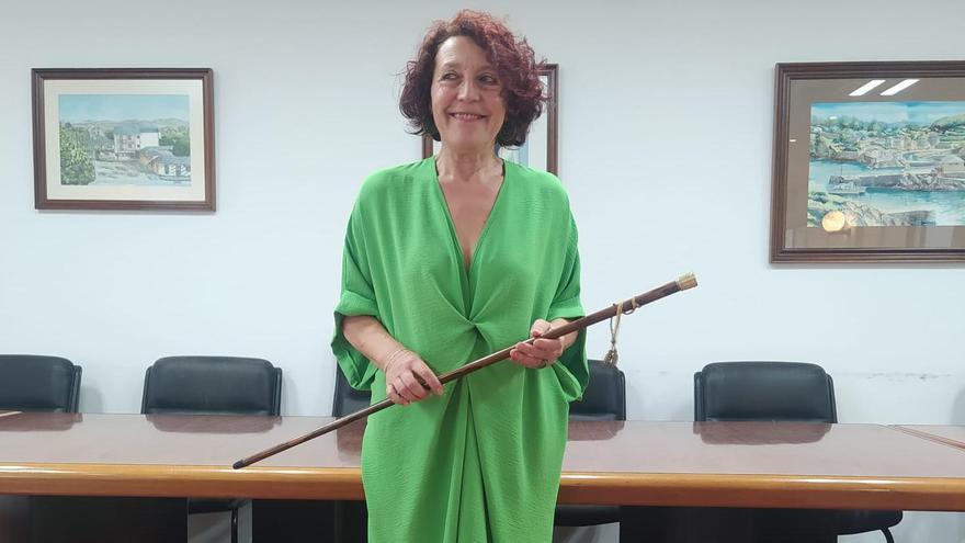 Cecilia Pérez con el bastón de mando.
