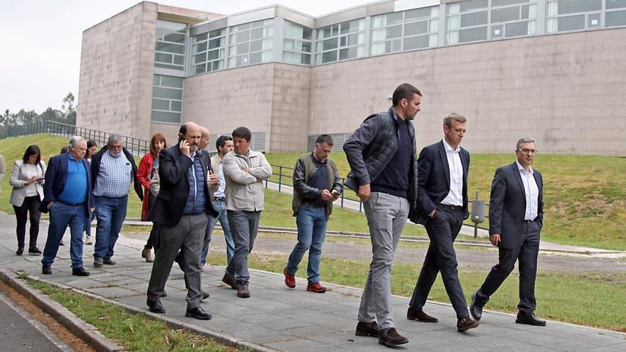 Tras la firma del convenio Rueda, Menor, Míguez y López visitaron la piscina climatizada con representantes de distintas federaciones deportivas. // Bernabé / Juan Carlos Asorey