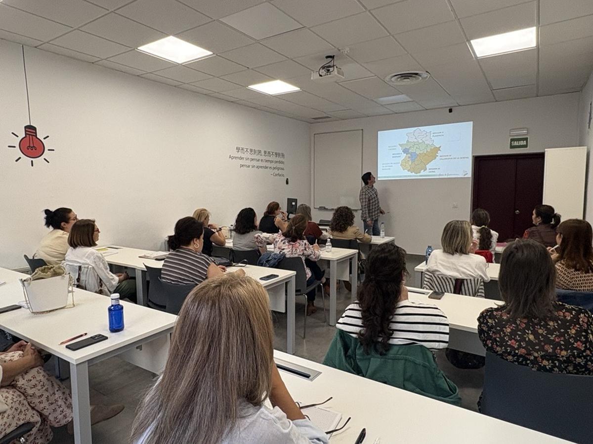 Empleados públicos asisten a un curso de la Escuela de Administración Pública de Extremadura.