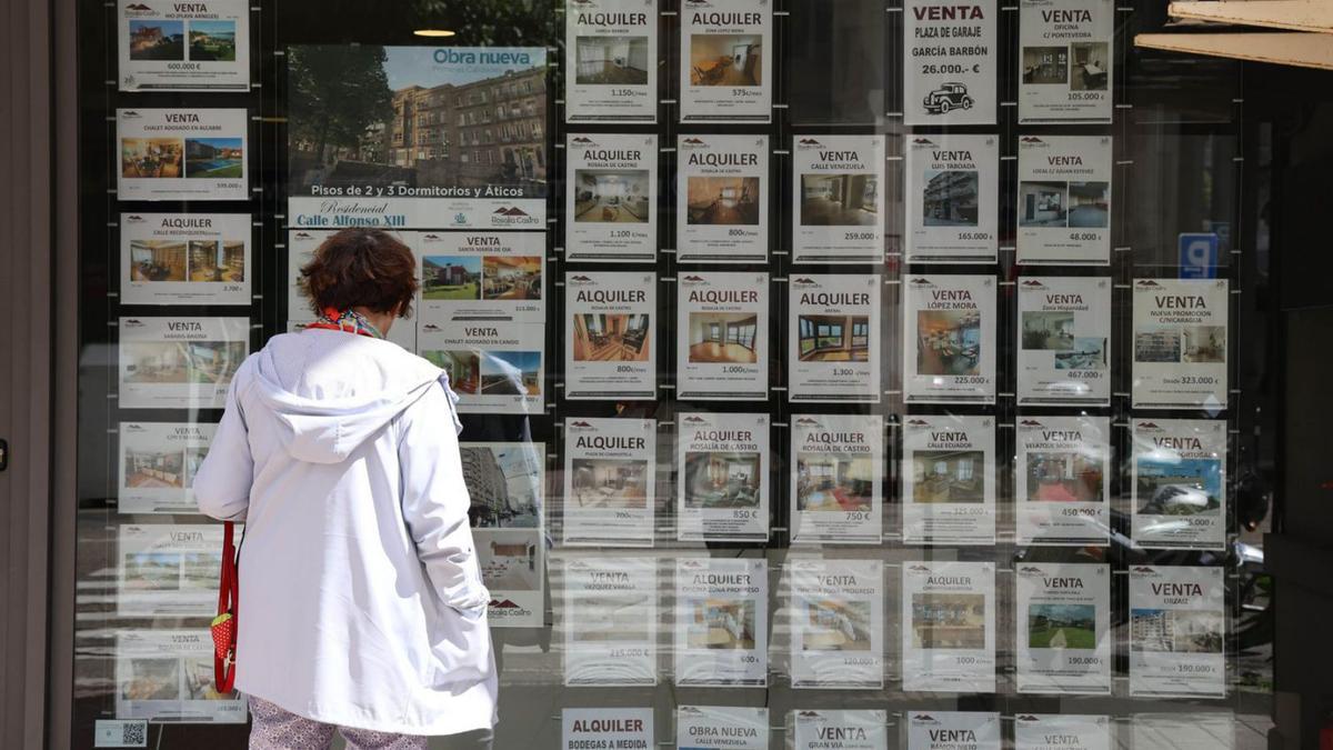 Una persona mira los anuncios en una inmobiliaria.