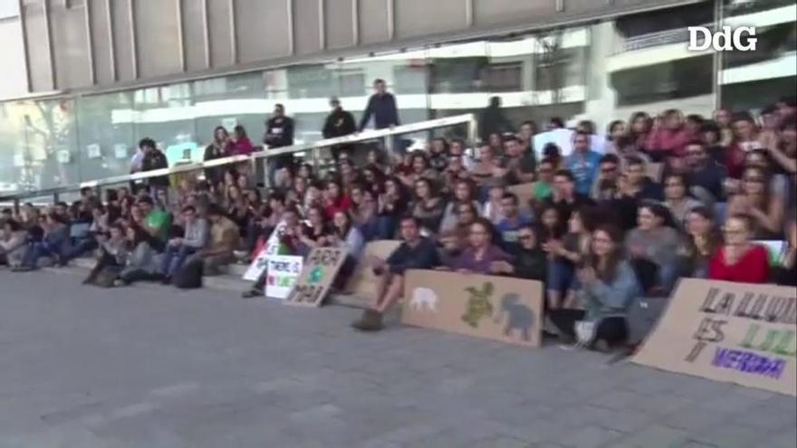 Més de 200 estudiants gironins es concentren a la seu de la Generalitat per demanar polítiques mediambientals actives
