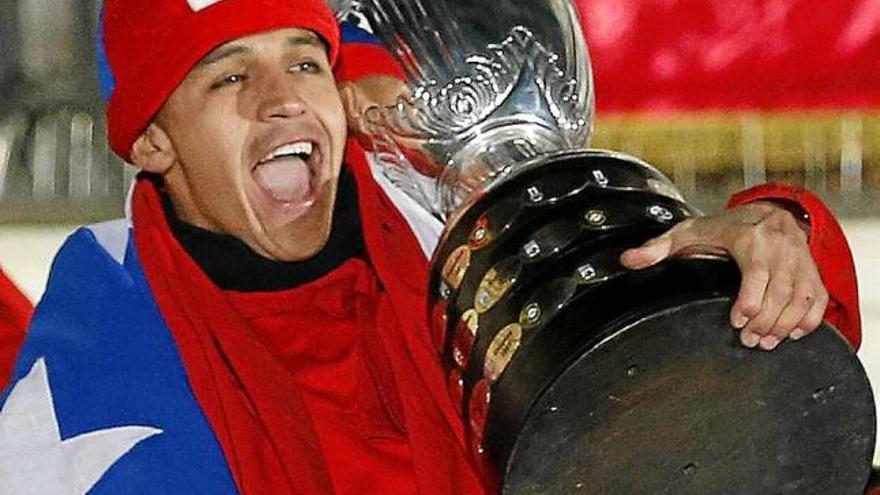 Alexis Sánchez, amb el trofeu aconseguit després de marcar el seu penal