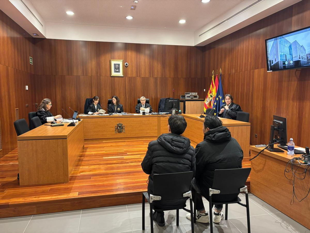 A la derecha, H. F., este lunes, en el banquillo de los acusados de la Audiencia Provincial de Zaragoza.