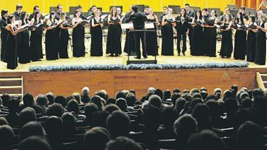 El coro luanquín, durante una actuación en el auditorio de Oviedo.