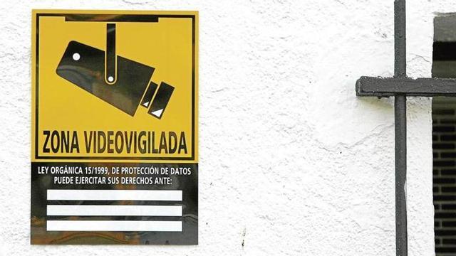 La llei obliga a informar mitjançant cartells de l'existència de videocàmeres · Aniol Resclosa