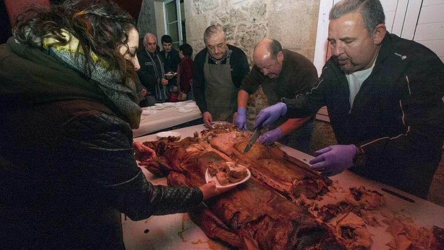 La organización preparó en esta ocasión &quot;porquiño á brasa&quot;. // Bernabé/Cris M.V.