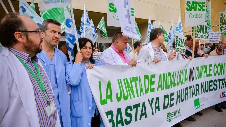 Concentración ante el hospital Valle de los Pedroches contra los recortes en sanidad