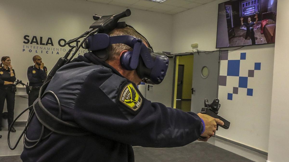 La sede de Mesalina habilitó una sala en la que los agentes practican con el simulador de realidad virtual que cuenta con diferentes módulos.