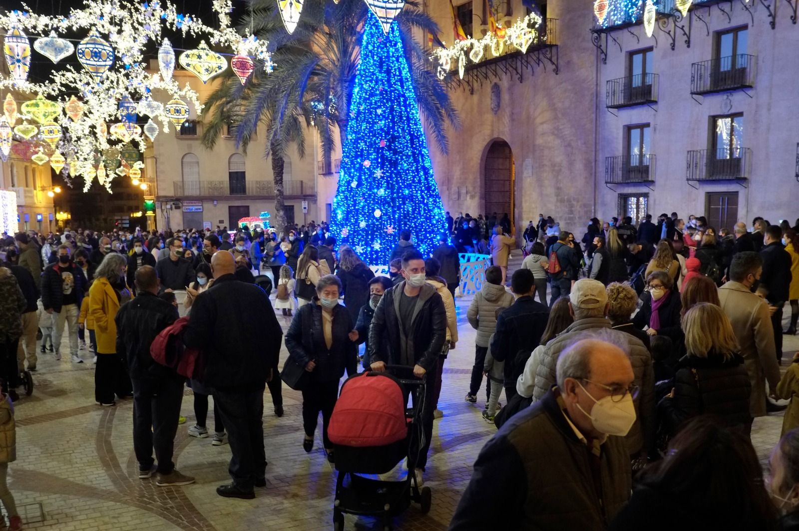 Así de concurrido luce el centro de Elche a dos semanas de Navidad