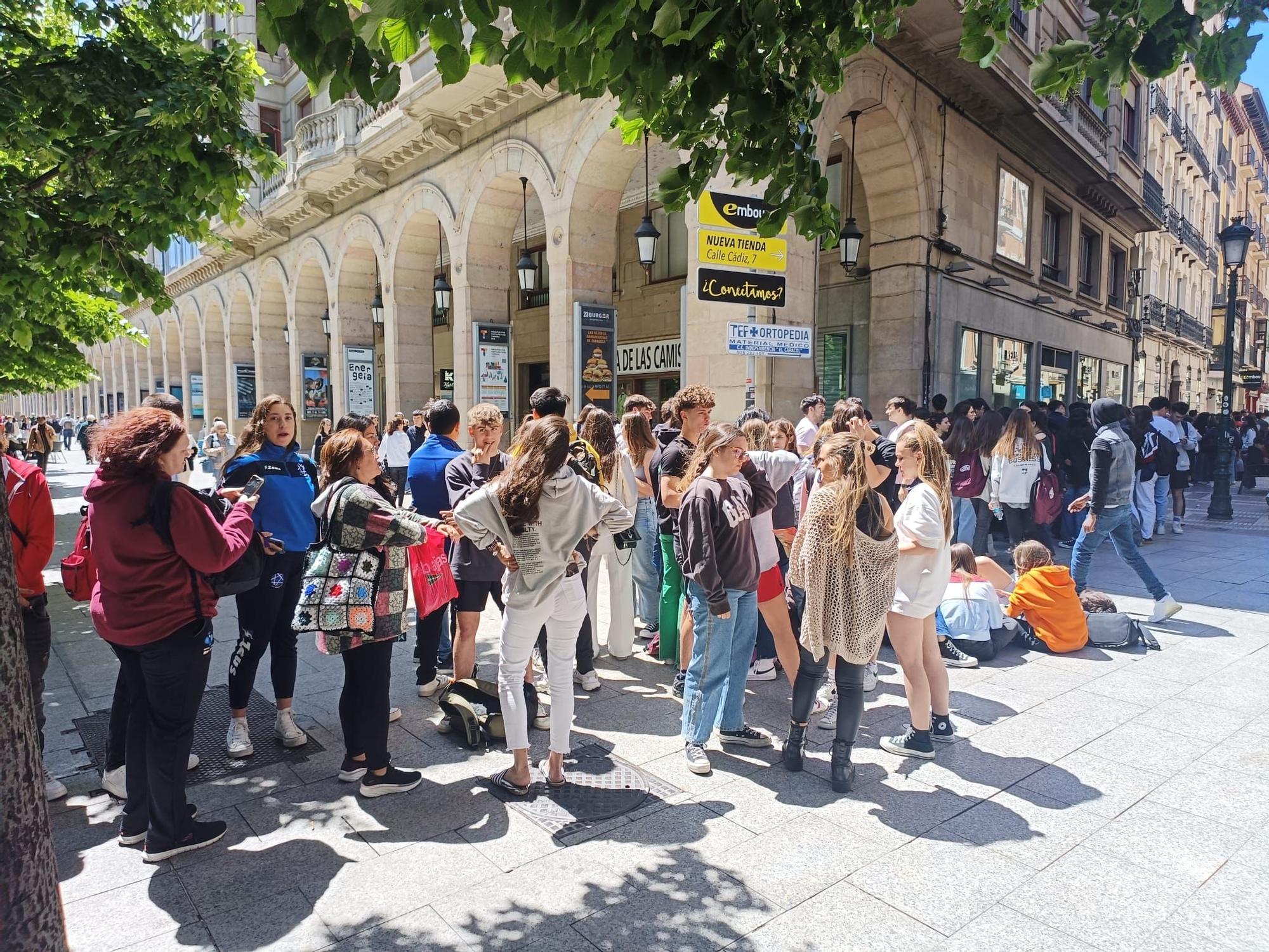 De calle Cádiz a plaza España: miles de jóvenes hacen fila para comprar las entradas de Espacio Zity en Zaragoza