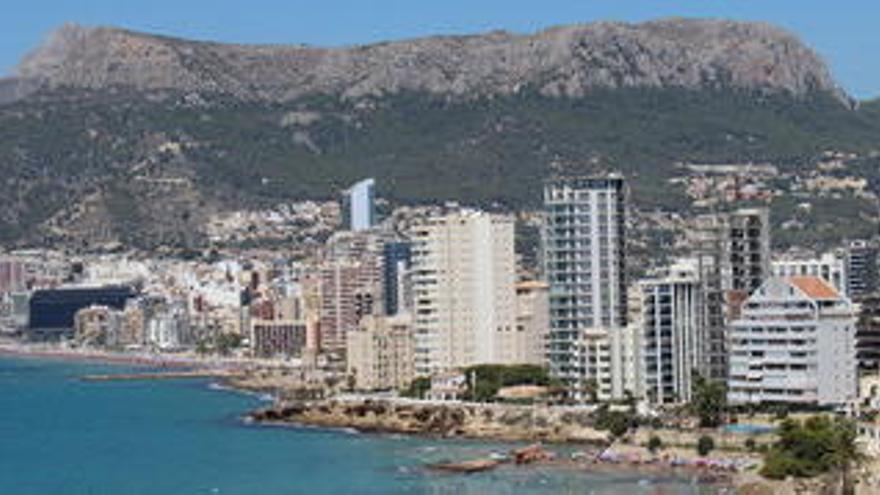 Imagen tomada desde la falda del Peñón de Ifach del litoral del puerto y de la playa del Arenal.