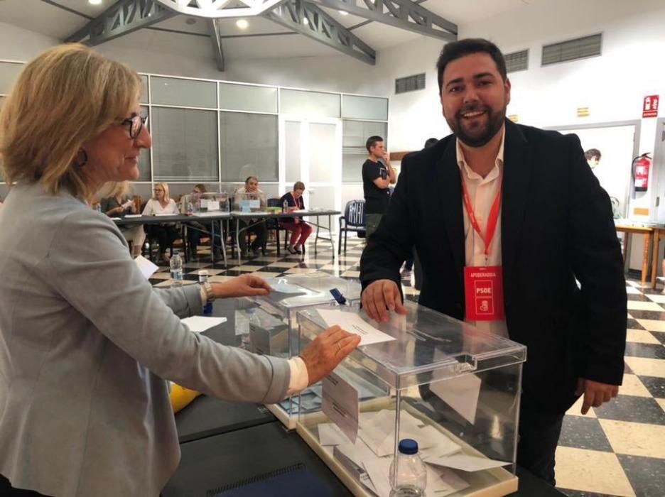 Fran López (PSPV) vota en Massamagrell.