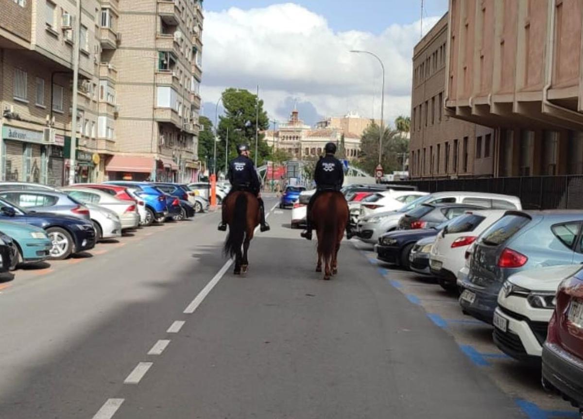 La Unidad de Caballería de la Policía Local patrulla las calles de Murcia.