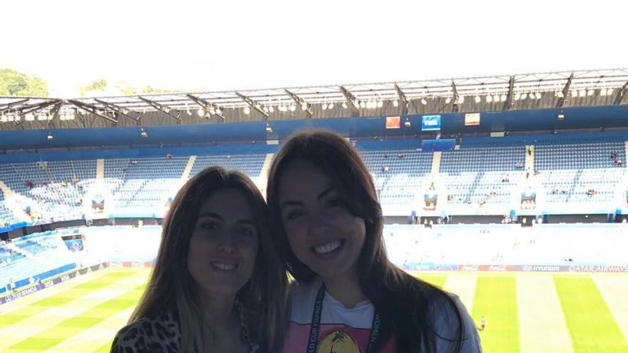 Las periodistas zamoranas Sandra Sánchez Riquelme y Andrea Peláez durante el Mundial Femenino de Fútbol de Francia 2019.