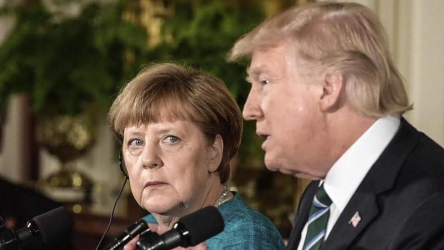 Trump rechaza dar la mano a Merkel en su reunión en el Despacho Oval