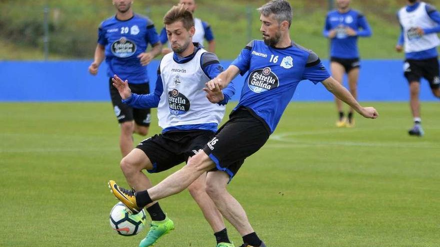 Cartabia y Luisinho, con Guilherme al fondo, pugnan por un balón durante un entrenamiento.