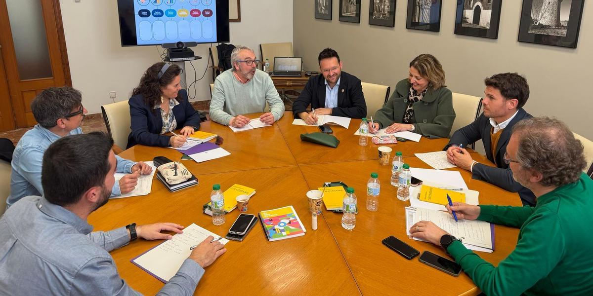Representants de diferents municipis, inclosa Vila-real, han participat en la darrera reunió del Fons Valencià per la Solidaritat.
