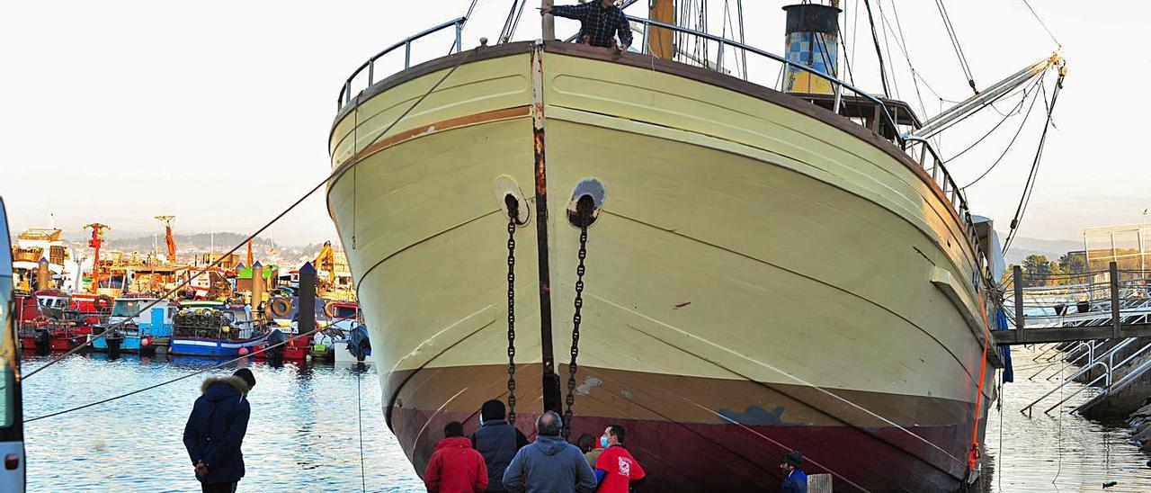 El vapor de madera “Hidria Segundo”, aún en el puerto de O Grove.  | // IÑAKI ABELLA