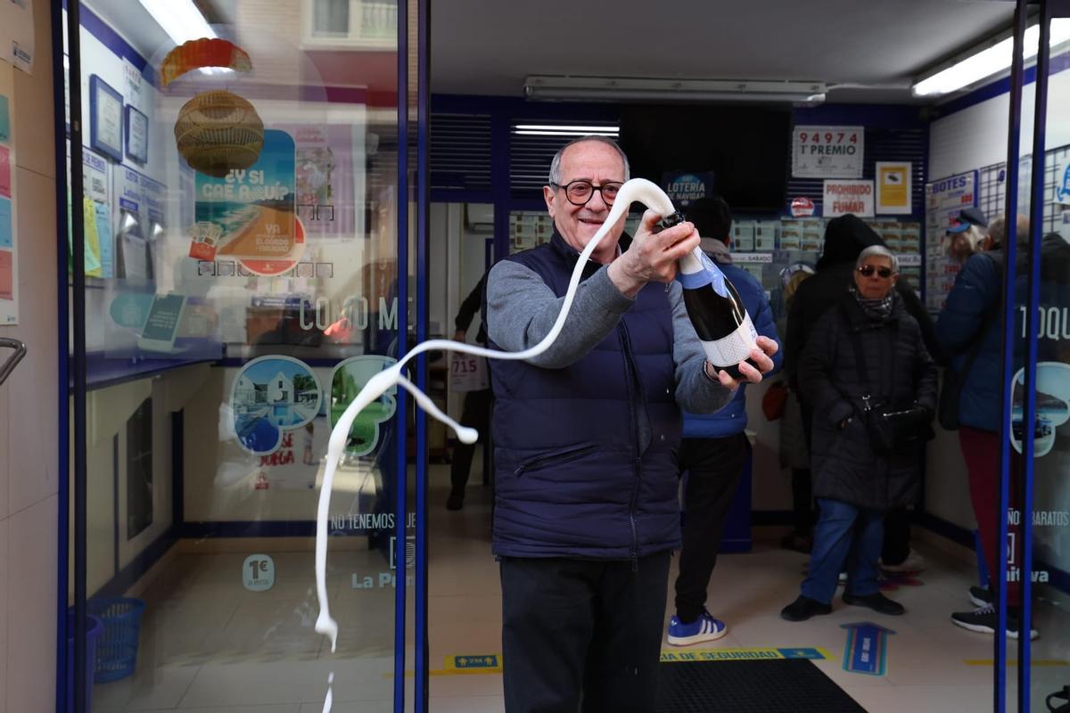 La administración de la calle La Salina en Zaragoza ha repartido un quinto premio, el 77715.