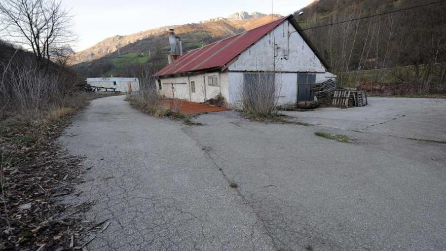 La parcela con nave industrial que Feve ofrece en alquiler en Collanzo, en Aller.