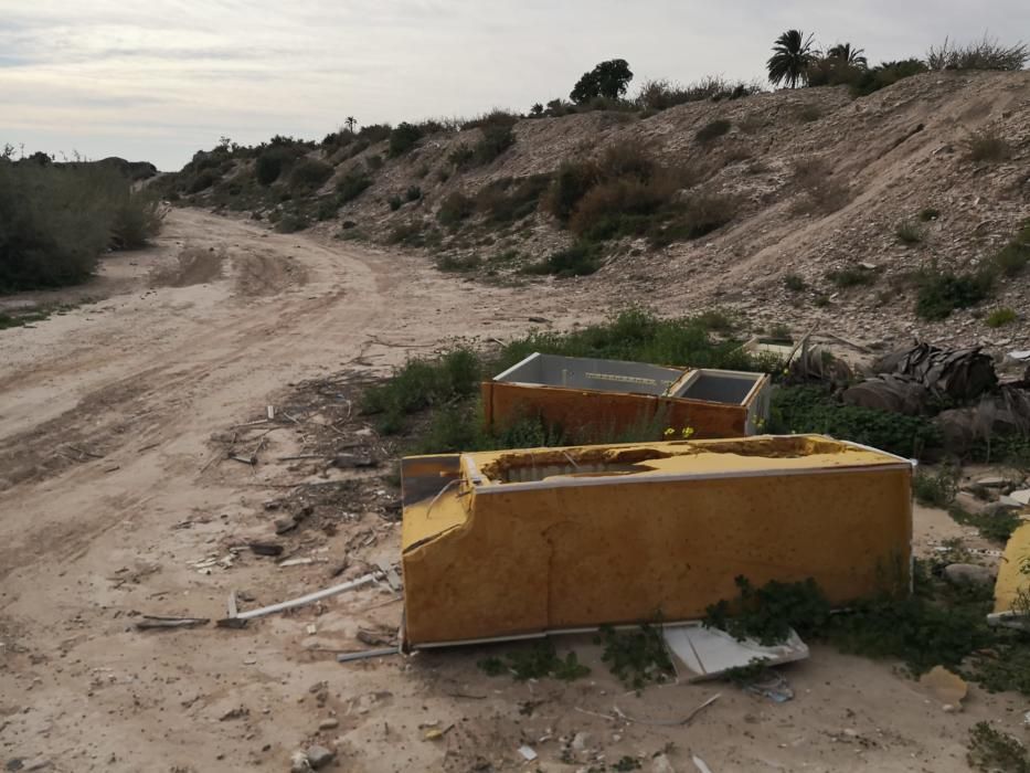 El Vinalopó, en Elche, invadido por toallitas y es