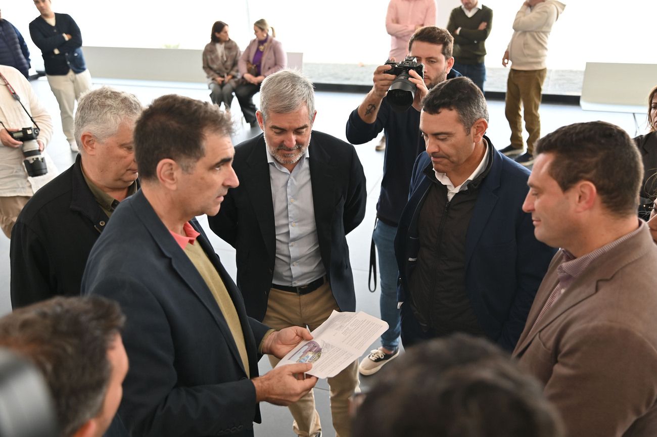 Fernando Clavijo visita la nueva terminal del Puerto de Playa Blanca