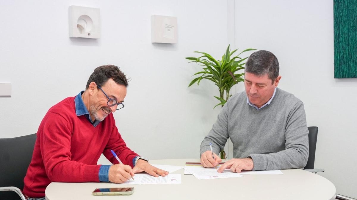 Rafa Ramírez y Javi Serra, conseller de Economía, el día de la firma del acuerdo presupuestario