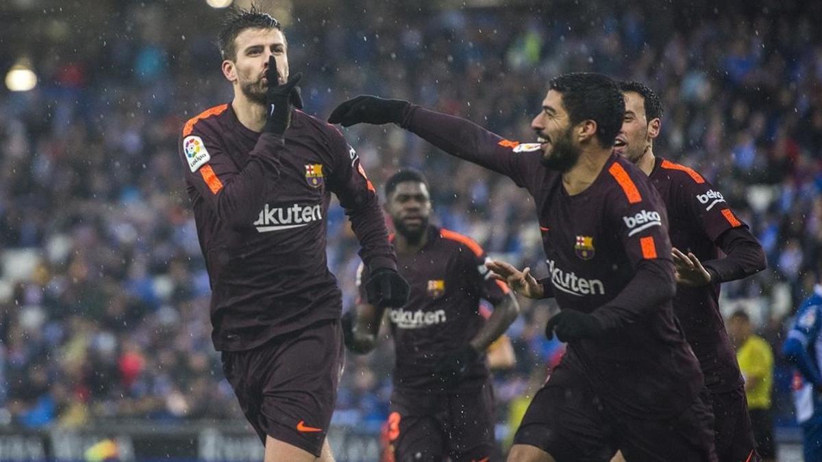 Pique manda callar al publico perico tras empatar a uno con cabezazo.