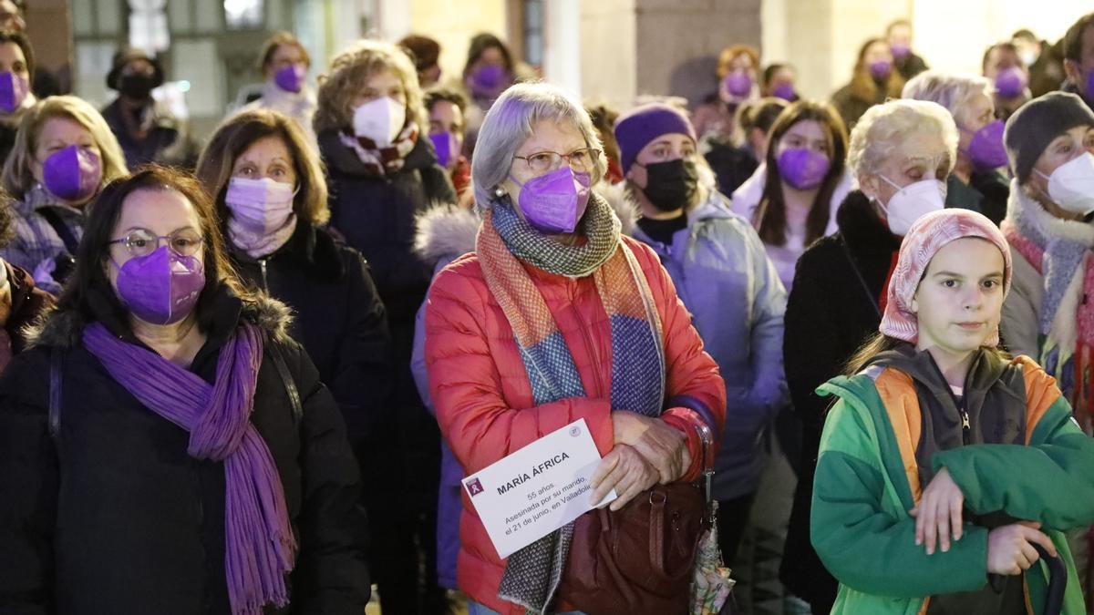 Centenares de personas asisten al acto institucional por el 25-N, en la Plaza Mayor de Gijón