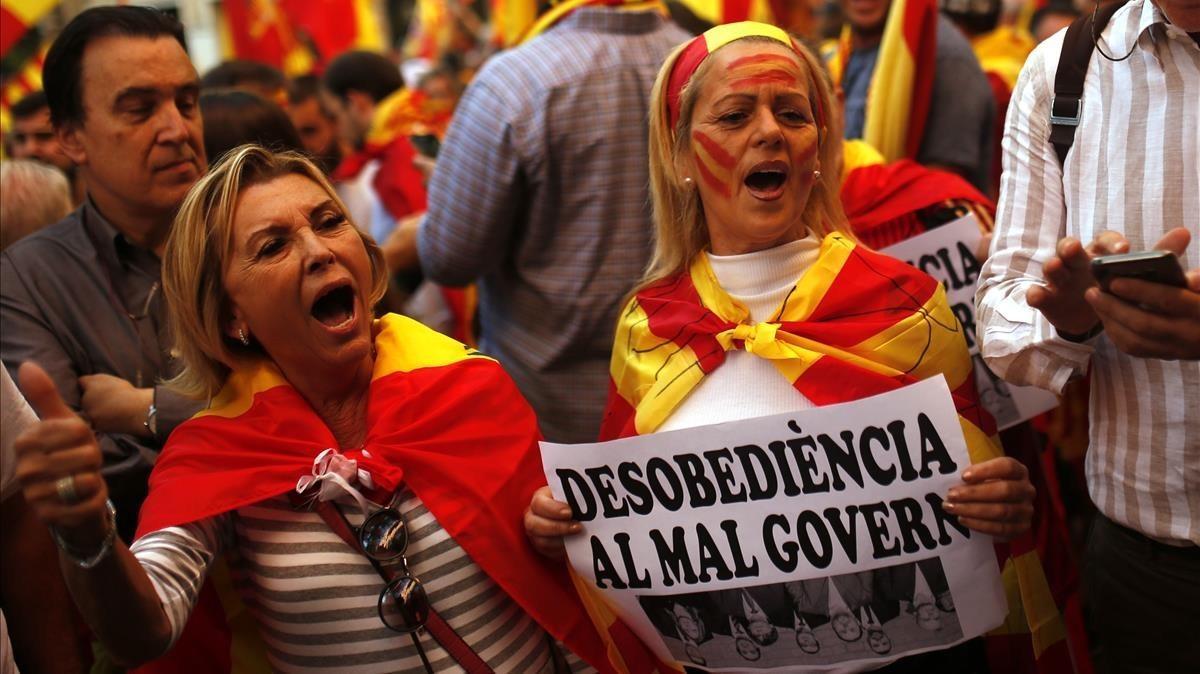 Dos manifestantes unionistas en Vía Laietana