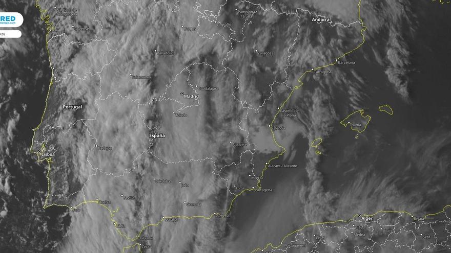 Lluvia de barro: la nube de arena ya vuela hacia la Comunitat Valenciana