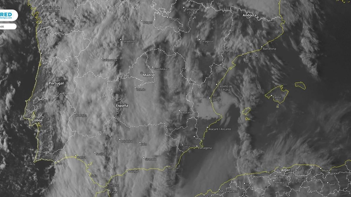 El satélite de Meteored capta la nube de arena 'volando' hacia España.