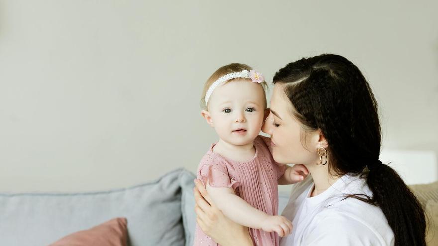 Ya se puede solicitar la nueva ayuda para madres trabajadoras