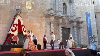 La recién restaurada imagen de la Mare de Déu de la Mar marca la multitudinaria ofrenda fallera de Benicarló